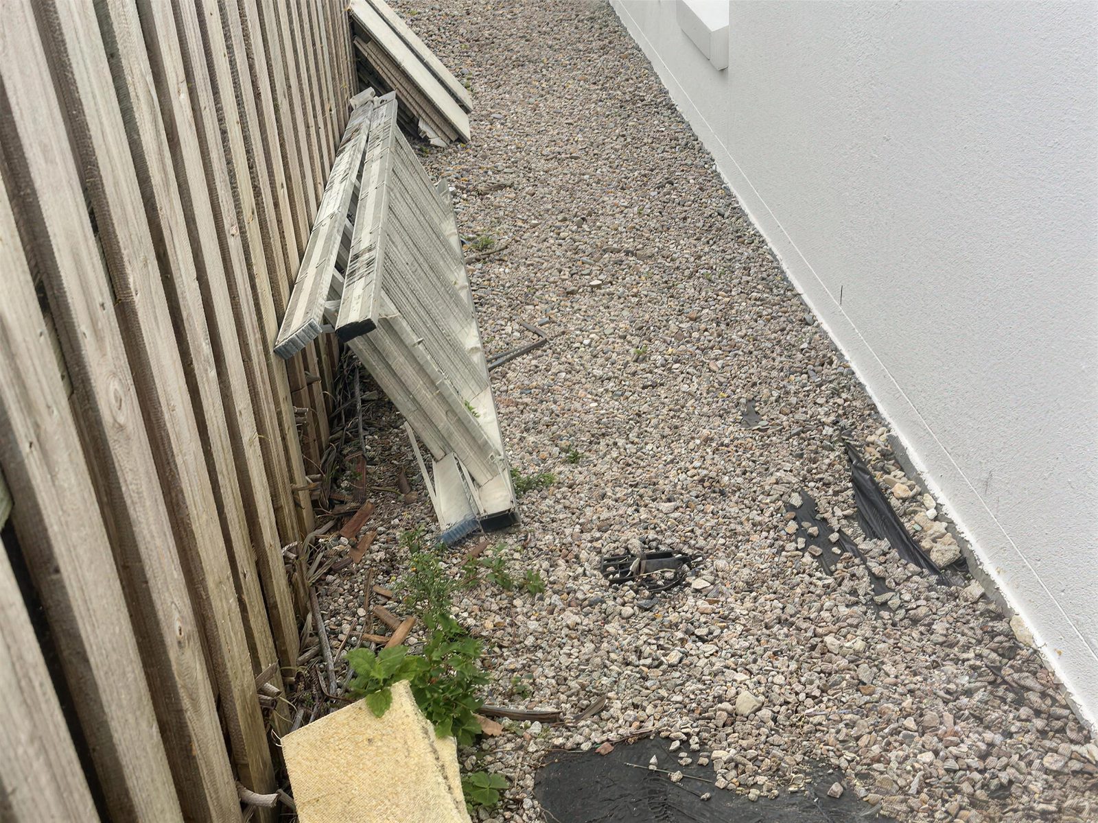 Side passage with rubbish and old gravel before the job